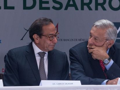 Carlos Salazar, presidente del Consejo Coordinador Empresarial y Andrés Manuel López Obrador durante la firma de un acuerdo.