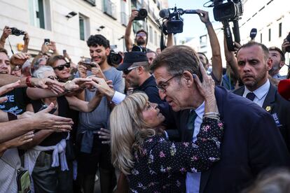 Alberto Núñez Feijóo era felicitado este viernes en el exterior del Congreso de los Diputados. 