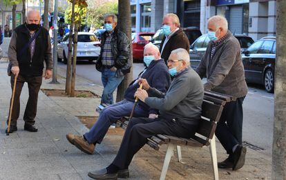 Varios pensionistas, en un banco de Terrassa (Barcelona).