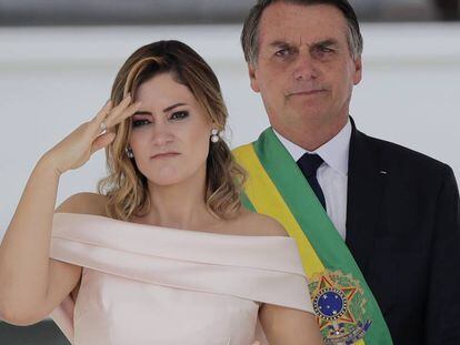 Michelle Bolsonaro, con su esposo en la toma de posesión como presidente de Brasil.