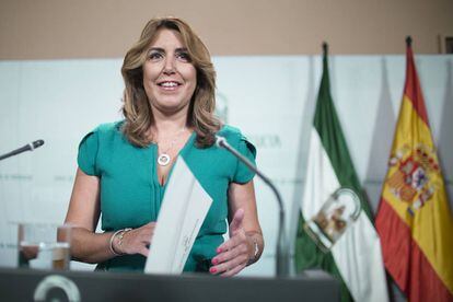 La presidenta de la Junta de Andaluc&iacute;a, Susana D&iacute;az, con las banderas andaluza y espa&ntilde;ola.