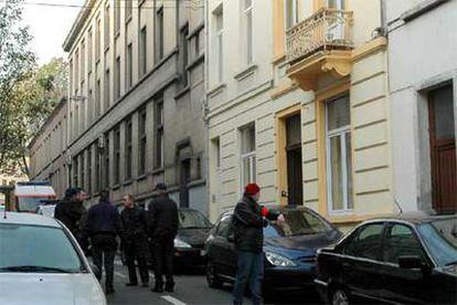 Varios policías registran una casa vinculada a la terrorista belga ayer en Bruselas.