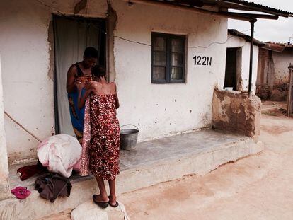 En la imagen, Margaret Mafupa, de 49 años, es ayudada por su hija a entrar en casa. Sufre cáncer de cuello uterino en fase terminal. Malawi, marzo de 2020.  Vídeo: Cáncer en África, una emergencia humanitaria.