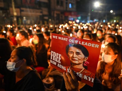 Manifestación en Rangún, en Myanmar, en marzo de 2021, después del golpe de estado de los militares, para pedir la liberación de la exdirigente Aung San Suu Kyi.