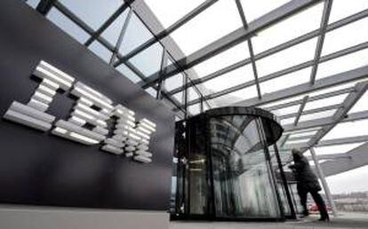 Los resultados de IBM, publicados tras el cierre de la sesión, quedaron por debajo de los pronósticos de los inversores y sus acciones, que habían cerrado con un descenso del 0,87 %, caían en las operaciones electrónicas otro 3,55 %. EFE/Archivo