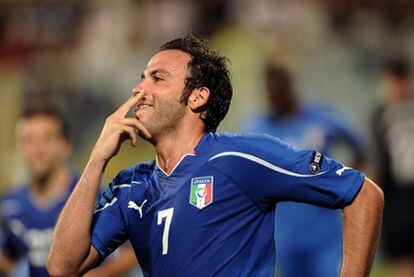 Giampaolo Pazzini celebra el gol de la victoria de Italia ante Eslovenia.