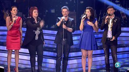 Alejandro Sanz canta junto a algunos de los concursantes en un momento de semifinal de 'La Voz'.