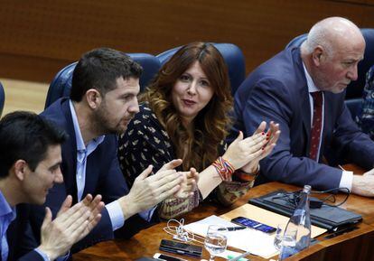 Eva Borox charla hoy en la Asamblea con diputados de su partido.