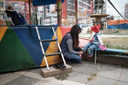 Verónica juega con sus hijos en un parque.