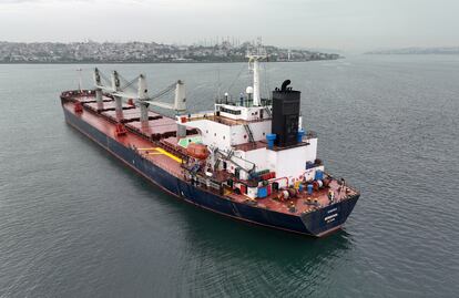 Un barco con bandera de Liberia transporta cereales al sur de Estambul, este miércoles.