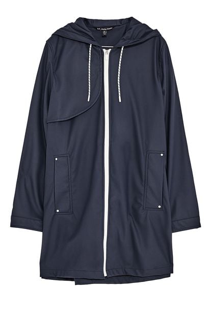 Un clásico que nunca falla: azul marino con detalles en blanco. Es de Zara (39,95 euros).