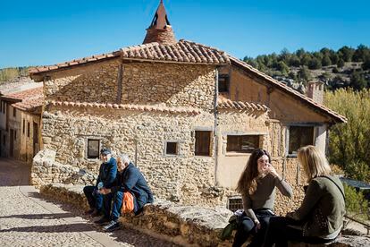 Vecinos y visitantes en Calatañazor (Soria).