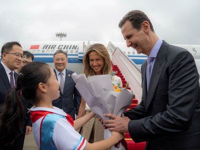 El presidente sirio, Bachar el Asad, junto a su esposa, Asma, es recibido en el aeropuerto de Hangzhou, en China, el jueves 21 de septiembre.
