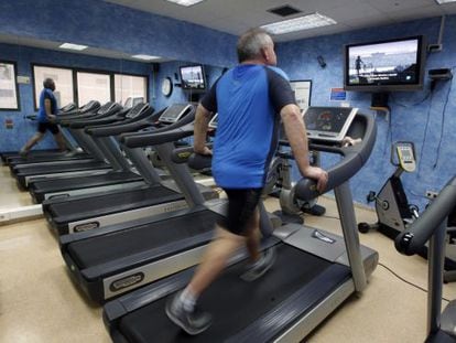 Un empleado de la fábrica de Mahou se ejercita en el gimnasio de la compañía