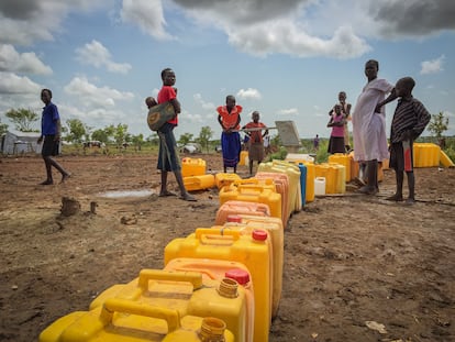 Refugiados sursudaneses recogiendo agua en un asentamiento del norte de Uganda.