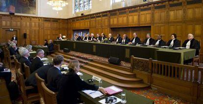 Los jueces del Tribunal de Justicia Internacional, durante la lectura de la sentencia en el caso de las indemnizaciones por cr&iacute;menes nazi. 