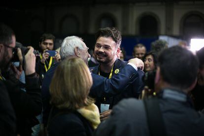 El segundo candidato presentado por Esquerra, Gabriel Rufian, se abraza con Ernest Maragall tras conocerse el escrutinio del 30% y que augura una victoria de ERC en Cataluña.