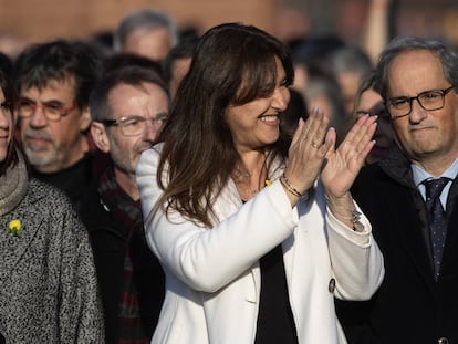 Laura Borràs, en febrero del año pasado, rodeada de miembros de Junts, el día que comenzó su juicio.