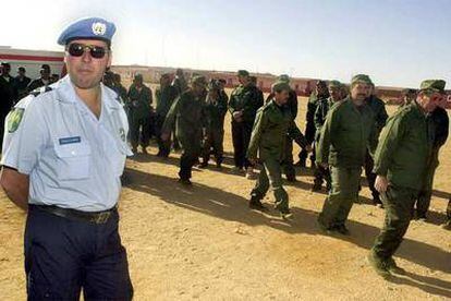 Un representante de la ONU supervisa la liberación de 115 presos marroquíes en Tinduf en enero de 2002.
