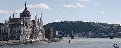 Una de las imágenes más emblemáticas de Budapest: el Parlamento reflejado en el Danubio