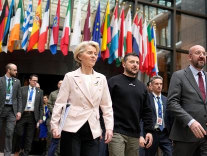 La presidenta de la Comisión Europea, Ursula von der Leyen, el presidente de Ucrania, Volodímir Zelenski, y el presidente del Consejo, Charles Michel, en Bruselas el 9 de febrero.