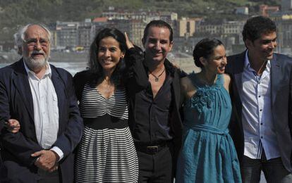 El director mexicano Arturo Ripstein (izqda.) posa con los actores de <i>Las razones del corazón</i>, hoy en San Sebastián.