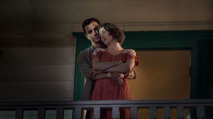 ¿Cómo hacer una serie sobre la tristeza derivada de la pérdida y salir airoso? 'The Leftovers' parte de la misteriosa desaparición del 2% de la población mundial para contar el vacío existencial y la forma en la que afrontan esa nueva situación un grupo de personajes. La segunda temporada de la serie ha conseguido colarse entre los primeros puestos de casi todas las listas de lo mejor del año.