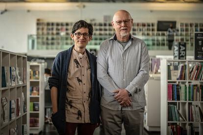 Rafael Mondragón y Carlos Illades en la librería Rosario Castellanos de Ciudad de México.