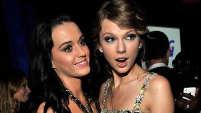 Katy Perry y Taylor Swift durante la gala de entrega de los premios Grammy en 2010.