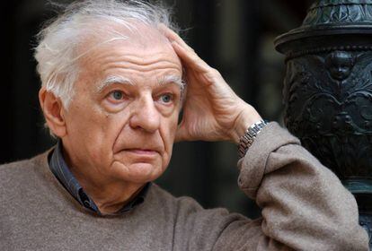 El poeta Yves Bonnefoy, en 2001 en Par&iacute;s.