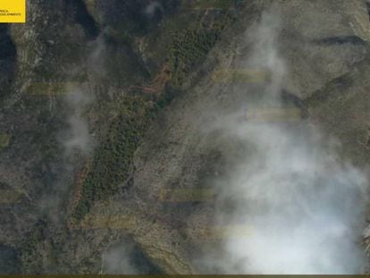 Vista aérea de la cresta donde se ha declarado el incendio entre Benissa y Teulada. (Imagen del Twitter GVA 112).