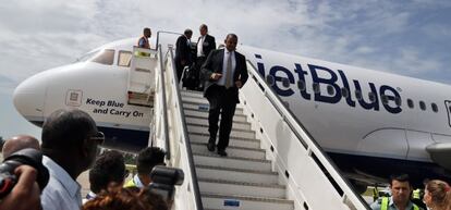 El secretario de Transporte de EE UU, Anthony Fox, a su llegada a Cuba en el vuelo de Jet Blue.