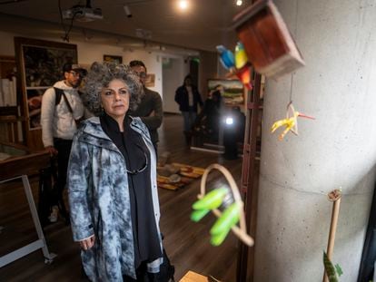 Doris Salcedo, escultora y artista colombiana, visita el Museo de la Ciudad Autoconstruida, en Ciudad Bolívar, Bogotá, el 11 de Abril de 2023.