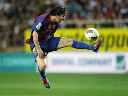 Messi controla el bal&oacute;n ante el Sevilla.