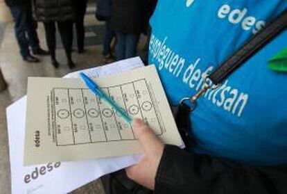 Los 230 trabajadores de la planta de Edesa de Basauri, afectados por el cierre de Fagor Electrodomésticos, durante la asamblea esta mañana para votar si aceptan el expediente de regulación de empleo (ERE) de extinción propuesto, tras la entrada de esta planta en concurso de acreedores.