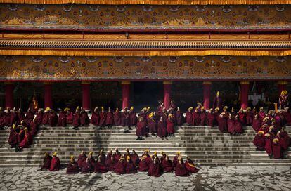 Monjes esperando a la entrada del monasterio para iniciar el ritual de la oración.