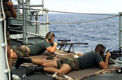 Tiradores de precisión de la Armada española apuntan con sus rifles al buque <i>So-San.</i>