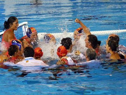 Jugadoras y cuerpo técnico celebran el oro en el Mundial de Barcelona. 