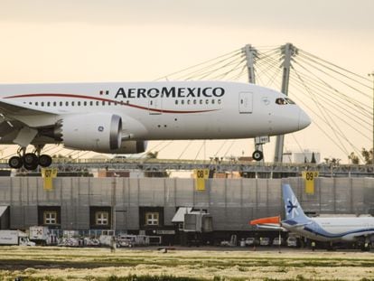 Un avión de Aeroméxico aterriza en el aeropuerto de Ciudad de México.