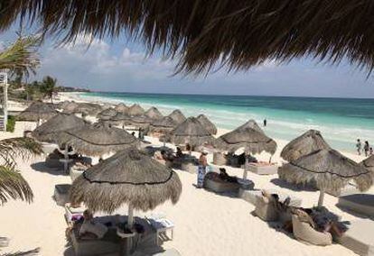 Los turistas disfrutan de la playa en Tulum, en la Riviera Maya (México).