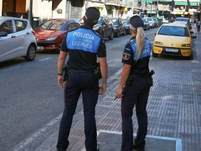 Dos agentes de la Policía local de Leganés.