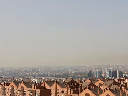 Imagen de la boina de contaminación en Madrid, a 10 de febrero de 2022.