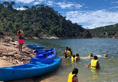 Kayaks del Club Deportivo Ocio y Aventura, en el pantano de San Juan.