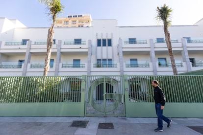 Un hombre camina frente a la fachada del edificio donde se instalara la empresa Google en Málaga.