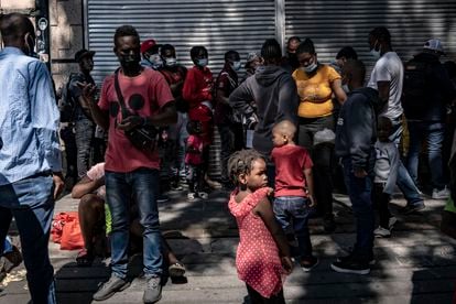 Migrantes haitianos hacen fila a las afueras de la Comisión Mexicana de Ayuda a Refugiados de la Ciudad de México para solicitar asilo humanitario.