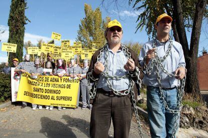 Los concejales de Algete Jesús Coca (izquierda) y Jaime del Barrio protagonizaron el mes pasado un acto de protesta contra el ruido.