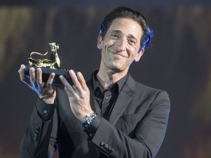 El actor Adrien Brody, con el premio a su carrera, en el homenaje en el Festival de Locarno, el pasado viernes.