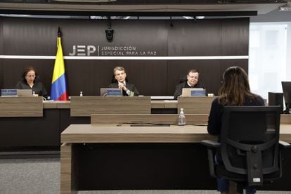 Magistrados de la Jurisdicción Especial para la Paz escuchan a las víctimas en una audiencia en julio de 2022.