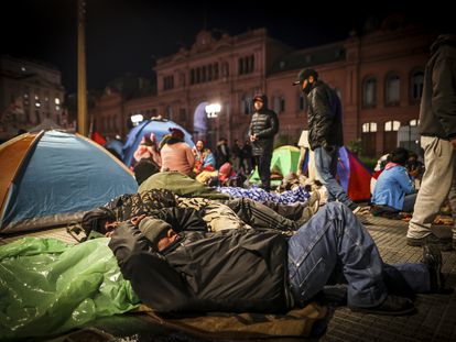 Miles de personas acampan en la Plaza de Mayo en reclamo de ser atendidos por el ministro de Economía, Sergio Massa, en Buenos Aires, el 10 de agosto de 2022.