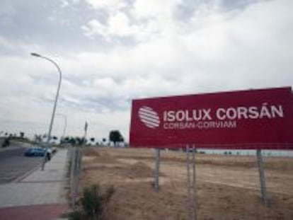 Carteles de Isolux Cors&aacute;n en unas obras